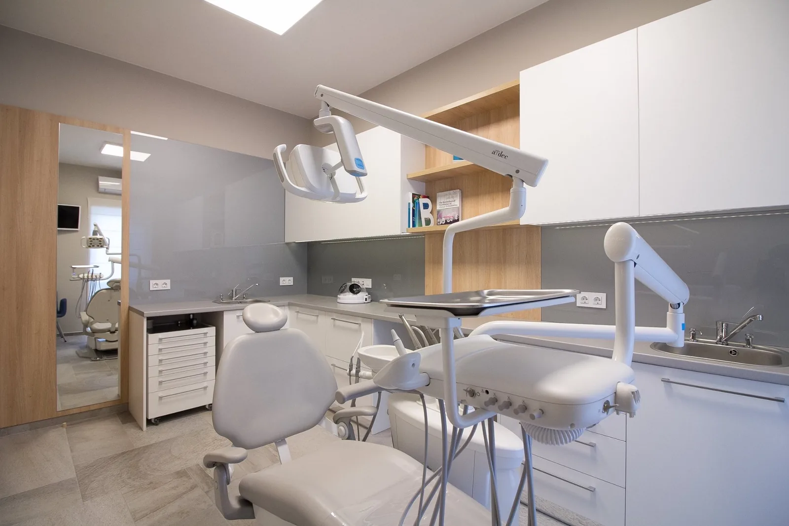 Treatment room at 2Bdent dental clinic